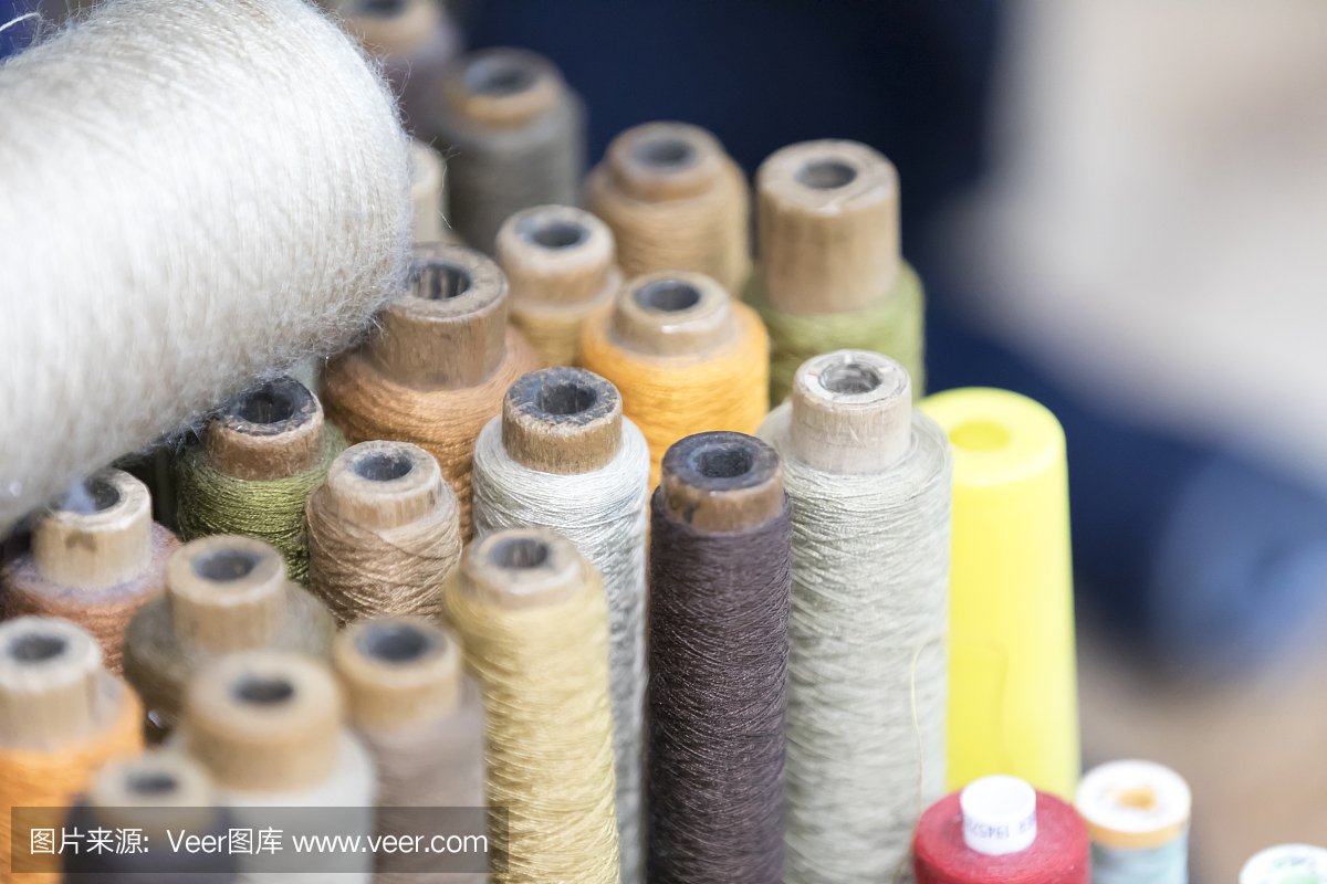 英国一家传统裁缝店里五颜六色的棉线和棉线